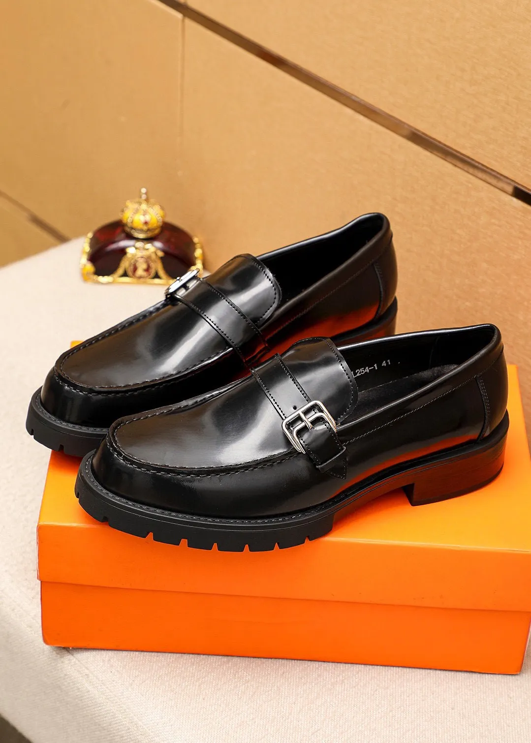 Men's shoes 💰460 💐 Product trademark: HERMES "Hermès" casual leather shoes Regular size: 39-44 (38.45🉑️customized) Product materials: Selected imported first-layer open-edge beaded cowhide upper + classic hardware buckle, imported water-dyed 🐂 cowhide lining. Strong three-dimensional visual effect, non-slip and wear-resistant rubber outsole Color: 1⃣️color optional